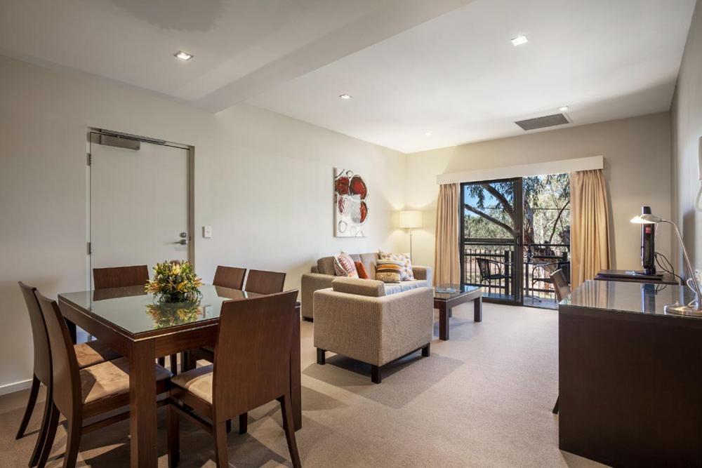 Quest Alice Springs Aparthotel Bagian luar foto